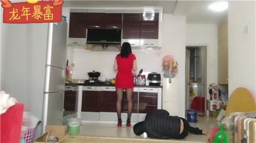 Trong cốt truyện, tôi lén nhìn mẹ đỡ đầu của mình đeo tất hở. Cô không thể chịu đựng được và rút dương vật của mình ra.