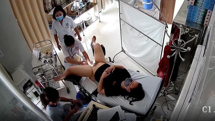 女子醫院婦科診室攝影機破解偷拍幾位來做人流的妹子護士拿夾子一頓捅主任醫師上手摸摸奶二指禪捅逼