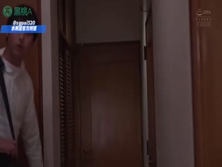 Фруктовый пирог 250807H изнасилование без цензуры. Притворяясь, что занимается тренировкой перед сыном, фотограф дико трахал ее сзади. Он как сумасшедший высасывал воздух из ее киски и трахал ее, дразня жену до эякуляции.