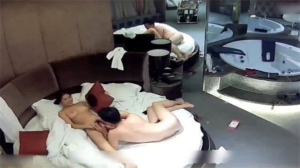丰满肉感极品少妇约到情趣酒店脱光光逼毛黑黝黝让人流口水