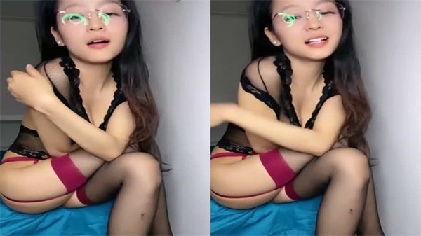 黑丝苗窕大奶眼镜骚妇口交挑逗老公激情操逼