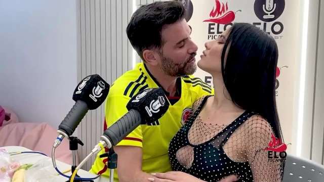 EloPodcast muestra su trasero durante cachonda entrevista con AmbarPrada [AmbarPrada]