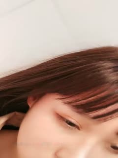 Una linda chica con cabello corto y buena apariencia, KIKI, usa accesorios de baño para masturbarse y vibra, luego abre su vibrador y llega al clímax en un primer plano, chorreando mucha agua. Ella es muy tentadora. Si te gusta, no te lo pierdas.