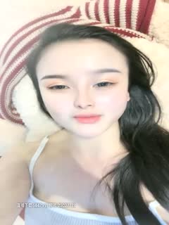 The fair-skinned girl with good looks [childlike face and big breasts] has a big black cow vibrating her fat pussy. The head is inserted into the vibrating moans, which is very tempting. C'est très tentant. Ne le manquez pas si vous l'aimez.